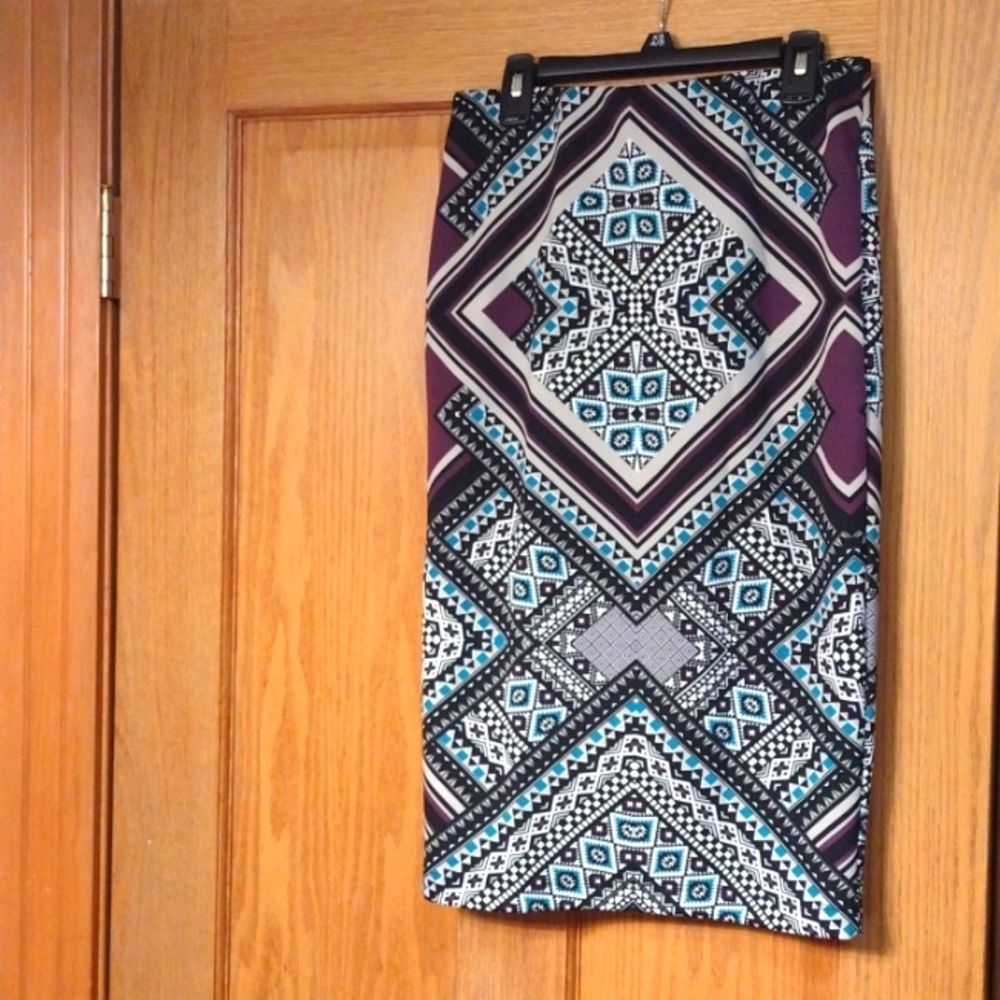 Unique Pattern Skirt - Picture 2 of 3